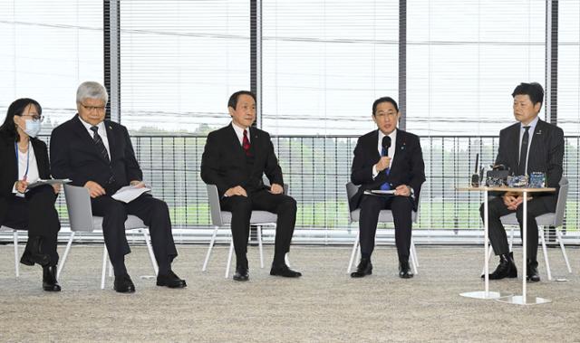 기시다 후미오(오른쪽 두 번째) 일본 총리가 6일 일본 구마모토현 기쿠요마치 TSMC 공장에서 웨이저자(왼쪽 두 번째) TSMC 최고경영자(CEO)와 의견을 나누고 있다. 기쿠요마치(일본 구마모토현)=교도 연합뉴스
