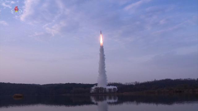 북한 조선중앙TV는 2일 새로 개발한 극초음속 활공비행 전투부를 장착한 새형의 중장거리 고체탄도 미사일 '화성포-16나' 형의 첫 시험발사 장면 영상을 3일 공개했다. 조선중앙TV 화면