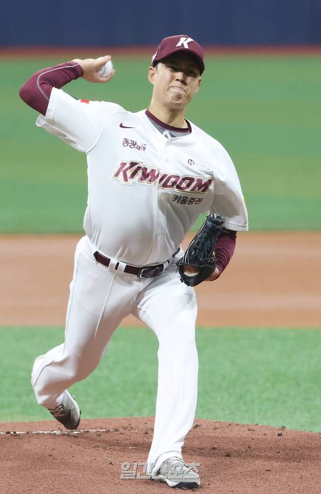 2024 프로야구 키움히어로즈와 한화이글스의 경기가 7일 오후 서울 고척스카이돔에서 열렸다. 키움 선발 김선기가 등판해 공을 던지고 있다. 고척=김민규 기자 mgkim1@edaily.co.kr
