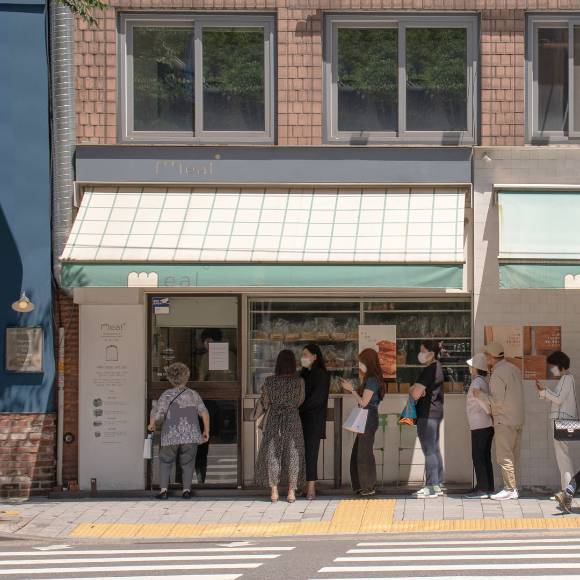 밀도 매장에 빵을 사기 위한 손님들이 몰려있다. [사진=밀도 페이스북]