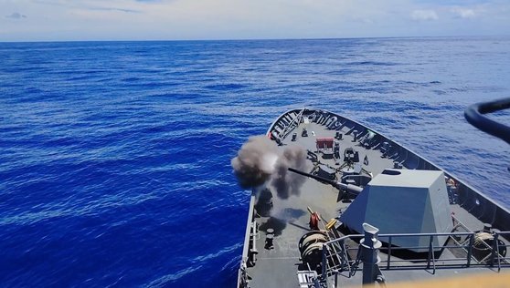 2022년 림팩 훈련에서 사격 중인 필리핀 해군 호위함인 안토니오 루나함. 이 호위함은 한국이 건조했다. 미 해군