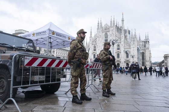 지난 27일(현지시간) 이탈리아 밀라노에서 군인들이 순찰을 돌고 있다. 이탈리아 등 유럽 국가들은 모스크바 테러 이후 보안을 강화하고 있다. AP=연합뉴스