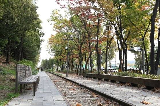 경춘선 구간 중 운행이 중단된 일부 간을 공원화한 '경춘선숲길'. 철길 일부를 보존해 경춘선을 기억하는 사람들의 향수를 간직하도록 했다. [사진 서안조경]