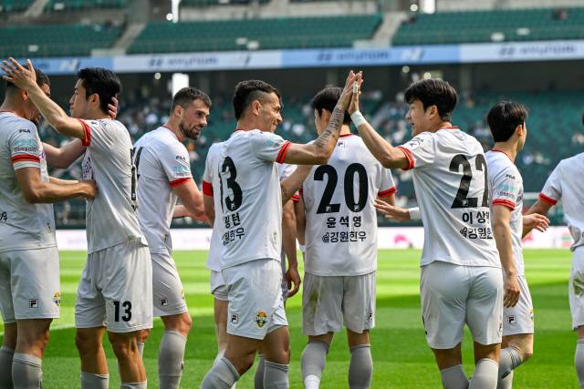 ▲ 강원FC 이상헌이 7일 오후 2시 전주월드컵경기장에서 열린 전북현대와 하나은행 K리그1 2024 6라운드 원정 경기에서 페널티킥 선제골을 기록했다. 사진제공=강원FC