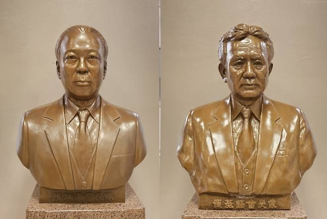 영풍그룹을 공동창업한 장병희 창업주(왼쪽)와 최기호 창업주(오른쪽)의 동상. 영풍그룹 본사 1층에 위치해 있다.
