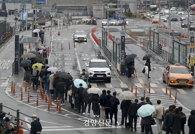 서울 시내 버스노동조합이 총파업에 돌입한 지난달 28일 서울역 택시 정류장에서 시민들이 줄지어 택시를 기다리고 있다. 문재원 기자