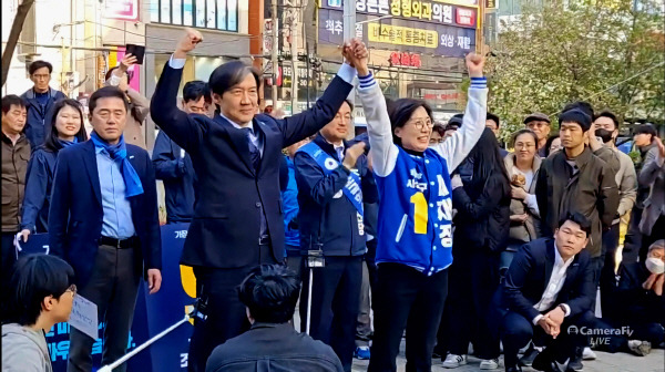 조국 조국혁신당 대표가 사상에 출마한 배재정 후보의 손을 들어보이고 있다. 국제신문 유튜브 캡처.