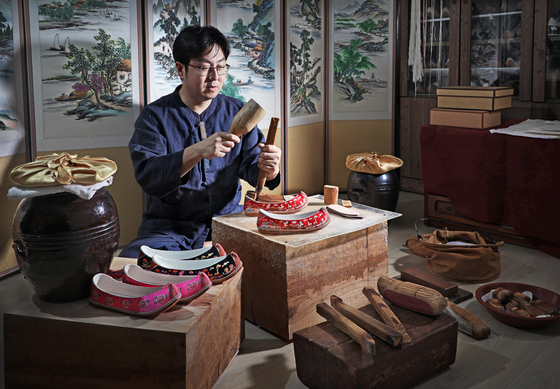 Hwang Duck-sung works on a traditional Korean shoe at his workshop located in Macheon-dong, Gangdong District, eastern Seoul. He has been making traditional Korean shoes for six generations. [PARK SANG-MOON]
