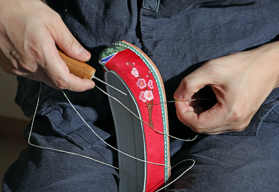 Hwang works on a traditional shoe.  [PARK SANG-MOON]