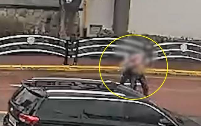 울주경찰서 온양파출소 소속 김현석 경장이 어린이보호구역에서 난동을 부리는 남성을 단숨에 제압하는 모습. 경찰청 유튜브 캡처