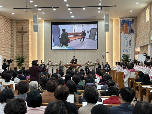 한용희 목사가 7일 인천 계양주안교회에서 드린 창립예배에서 분립 과정을 설명하고 있다.