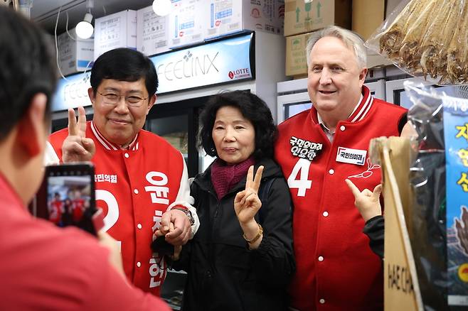 지난 4일 오후 대전중앙시장을 찾은 인요한 국민의미래 선거대책위원장이 시장 상인과 기념사진을 찍고 있다./ 사진 = 연합뉴스