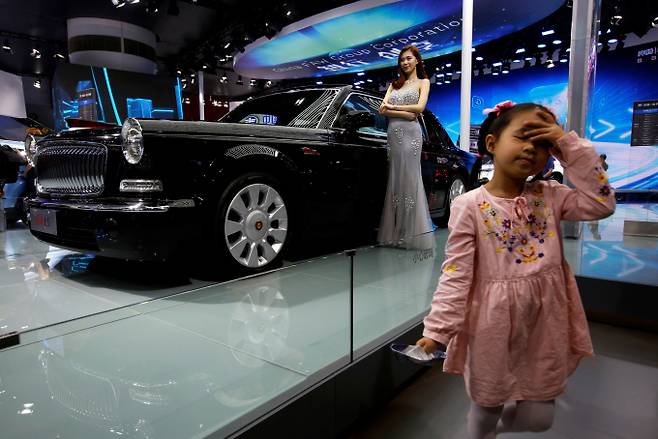 중국 대표 관용차 브랜드 홍치의 VIP 의전차 L5가 광저우오토쇼에 전시됐다.  /사진=로이터