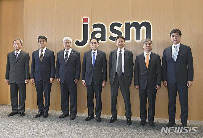 [구마모토=AP/뉴시스] 기시다 후미오(가운데) 일본 총리가 6일 일본 남부 구마모토현 기쿠요마치에 위치한 대만 반도체 기업 TSMC의 제1공장을 방문해 웨이저자(왼쪽 세 번째) 최고경영자(CEO) 및 현지 임원들과 기념촬영을 하고 있다. 2024.04.06.
