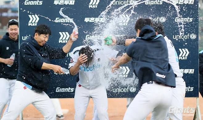 롯데 이주찬이 7일 두산과 홈 경기에서 연장 10회말 끝내기 안타를 때려 승리를 이끈 뒤 인터뷰에서 동료들의 물 세례를 받고 있다. 롯데