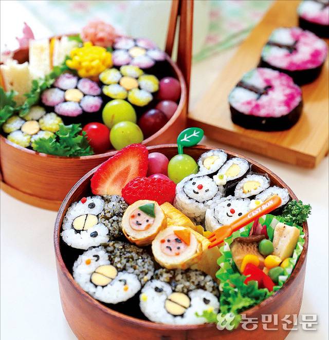 어떤 도시락도 캐릭터 김밥을 올리면 예쁘게 탈바꿈한다. 펭귄·꽃·토끼 김밥을 과일과 곁들여 싱그러운 봄을 담은 도시락을 만들어봤다. 백승철 프리랜서 사진기자