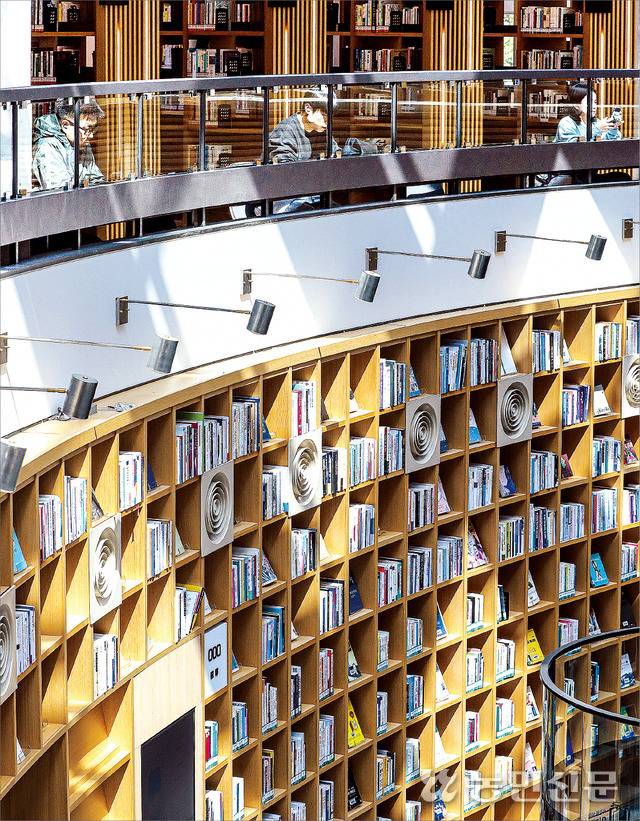 2023년 6월 문을 연 강원 인제기적의도서관은 독특한 구조와 다양한 프로그램으로 개관 6개월 만에 방문객 5만명을 기록했다. 도서관에 들어서면 벽면을 빼곡히 감싼 책장이 눈에 띈다. 인제=백승철 프리랜서 사진기자