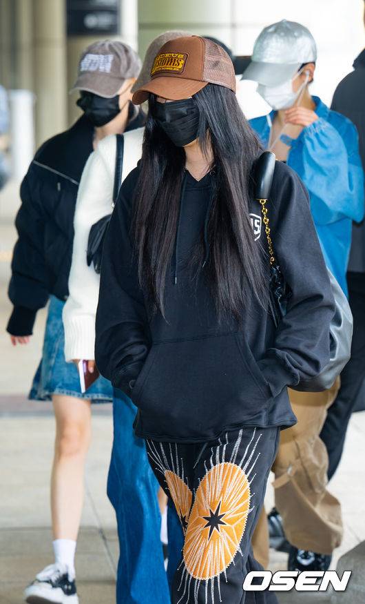 [OSEN=김포공항, 민경훈 기자] 걸그룹 에스파(aespa)가 6일 오후 김포국제공항을 통해 해외 일정 차 일본 도쿄로 출국했다. 에스파 멤버들이 출국장으로 빠르게 이동하고 있다. 2024.04.06 /rumi@osen.co.kr