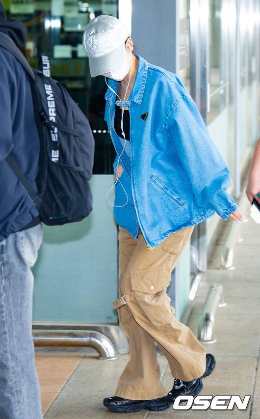 [OSEN=김포공항, 민경훈 기자] 걸그룹 에스파(aespa)가 6일 오후 김포공항을 통해 해외 일정 차 일본 도쿄로 출국했다.에스파 카리나가 출국장으로 이동하고 있다. 2024.04.06 /rumi@osen.co.kr