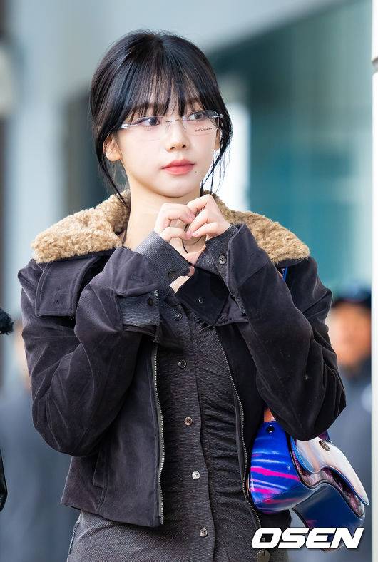 [OSEN=김포공항, 민경훈 기자] 20일 오전 그룹 에스파(aespa)가 SM타운 도쿄 콘서트 일정을 위해 일본 도쿄로 출국했다. 에스파 카리나가 출국장으로 향하고 있다. 2024.02.20 / rumi@osen.co.kr