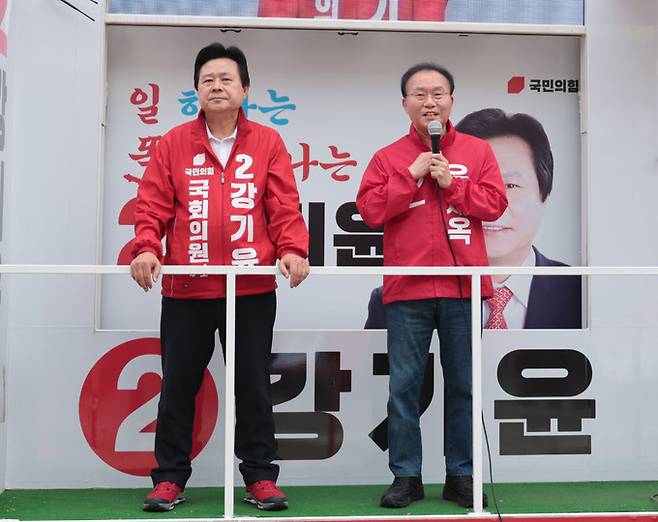 윤재옥 국민의힘 공동선거대책위원장이 2일 오전 경남 창원시를 찾아 유권자에게 창원성산에 출마하는 강기윤 후보를 지지해달라고 호소하고 있다.&nbsp; &nbsp; 연합뉴스