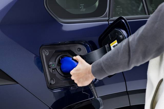 1회 충전시 최대 63km를 전기 모토의 힘으로만 갈 수 있다. 사진제공=도요타코리아