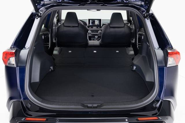 라브4 PHEV는 배터리를 2열 하단에 넣는 구조 개선을 통해 넓은 트렁크 적재 공간을 확보했다. 사진제공=도요타코리아
