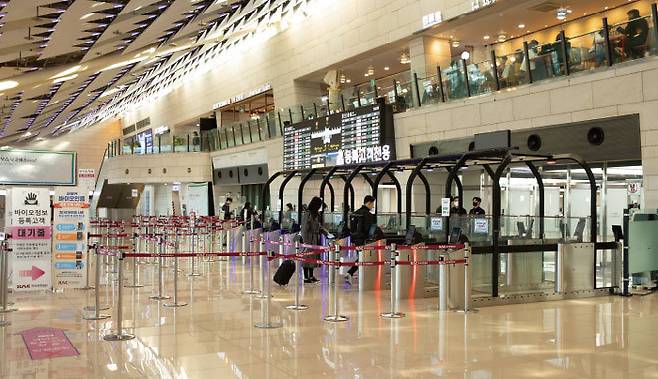3월 8일 서울 강서구 방화동 김포공항에서 사람들이 탑승 수속을 밟고 있다. [이상윤 객원기자]