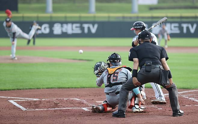 2020년 8월4일 경기도 이천 LG챔피언스파크에서 열린 한 프로야구 2군 경기에서 구심(오른쪽)이 자동 투구판정 시스템에 따라 이어폰과 음성 수신장치를 착용한 채 심판을 보고 있다. ⓒ연합뉴스