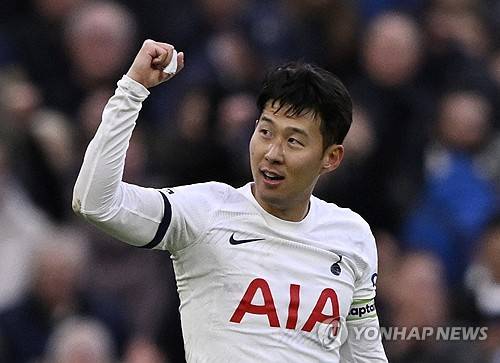 손흥민은 지난 3일 웨스트햄 유나이티드와의 프리미어리그 경기에 선발 출전하며 토트넘 홋스퍼 소속 400경기 출전을 달성했다. 토트넘은 손흥민의 400경기 출전을 기념하기 위해 여러 영상들을 비롯해 손흥민을 위한 축전들을 마련했다. 2015년 토트넘에 입단한 손흥민은 이제 토트넘의 레전드가 됐다. 사진 연합뉴스