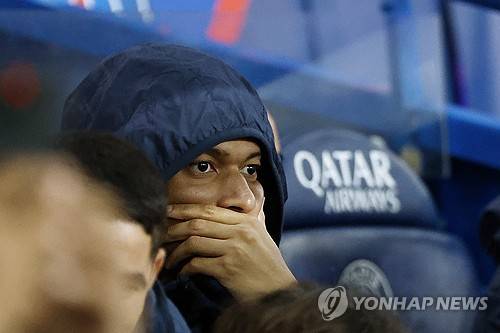 PSG는 7일 프랑스 파리에 위치한 파르크 데 프랭스에서 열린 클레르몽 푸트와의 프랑스 리그1 28라운드 홈경기에서 후반 40분에 터진 곤살루 하무스의 동점골에 힘입어 간신히 무승부를 거뒀다. 이날 PSG는 주중 바르셀로나와의 UEFA 챔피언스리그 8강 1차전 홈경기를 앞두고 있어 대대적인 로테이션을 가동했다. 이강인도 이날 벤치에서 경기를 출발했는데 팀이 선제골을 허용한 동점골을 만들지 못하자 후반 22분 교체 투입되면서 짧은 시간 그라운드를 누볐다. 연합뉴스