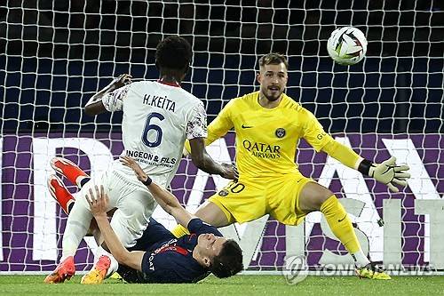 PSG는 7일 프랑스 파리에 위치한 파르크 데 프랭스에서 열린 클레르몽 푸트와의 프랑스 리그1 28라운드 홈경기에서 후반 40분에 터진 곤살루 하무스의 동점골에 힘입어 간신히 무승부를 거뒀다. 이날 PSG는 주중 바르셀로나와의 UEFA 챔피언스리그 8강 1차전 홈경기를 앞두고 있어 대대적인 로테이션을 가동했다. 이강인도 이날 벤치에서 경기를 출발했는데 팀이 선제골을 허용한 동점골을 만들지 못하자 후반 22분 교체 투입되면서 짧은 시간 그라운드를 누볐다. 연합뉴스