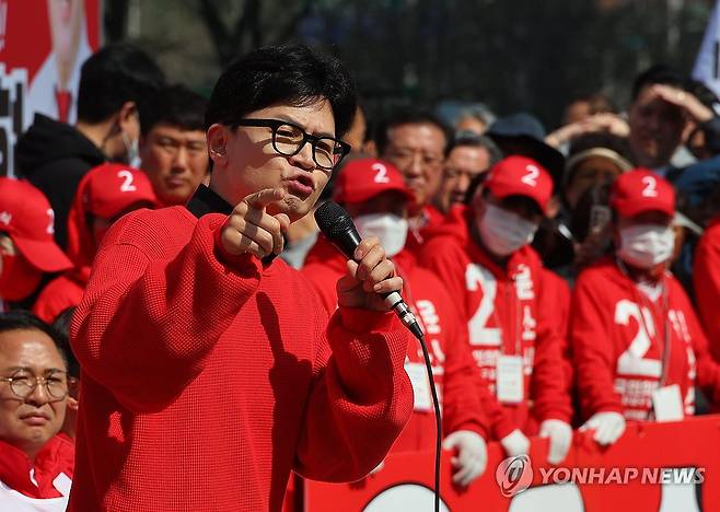 '지지 호소하며'…대전 노은역 광장 찾은 한동훈 비대위원장