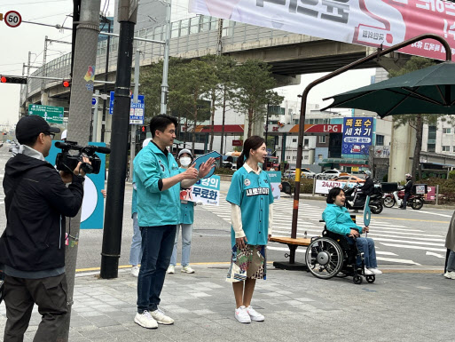 8일 오영환 새로운미래 상임선거대책위원장(사진 오른쪽에서 두번째) 이 서울 성수동 4거리에서 시민들에게 인사를 하고 있다. (새로운미래 제공)