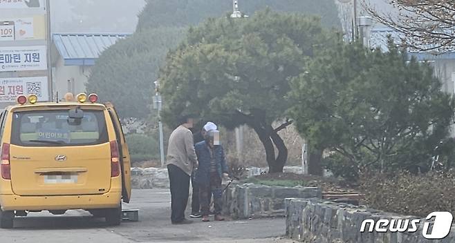 6일 오전 8시20분쯤 인천 강화군 송해면 사전투표소에서  노란색 승합차에서 유권자로 보이는 어르신들이 내리는 모습(더불어민주당 조택상 후보 선거사무소 제공)/뉴스1