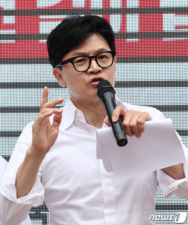 한동훈 국민의힘 비상대책위원장 겸 총괄선거대책위원장이 8일 오전 경기도 이천시 중앙로문화의거리에서 송석준(경기 이천) 후보 지원유세를 하고 있다. 2024.4.8/뉴스1 ⓒ News1 구윤성 기자