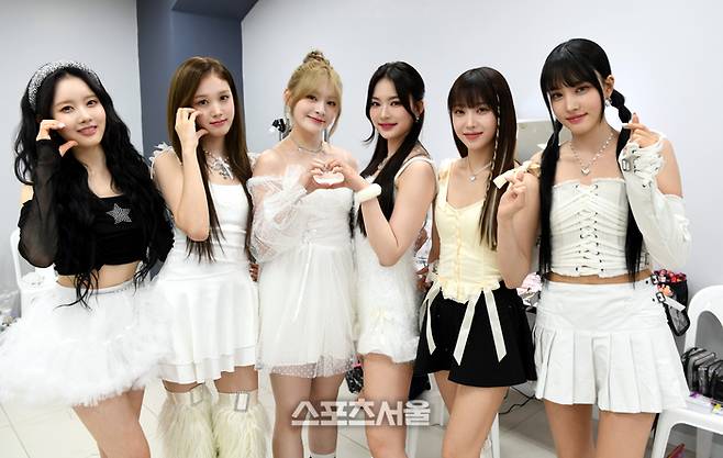 걸그룹 스테이씨가 2일 태국 방콕 라자망갈라 국립경기장에서 열리는 ‘제33회 서울가요대상’ 시상식(주최 스포츠서울, 주관 서울가요대상 조직위원회)에 앞서 포즈를 취하고 있다.  2024. 1. 2. 방콕(태국) | 최승섭기자 thunder@sportsseoul.com