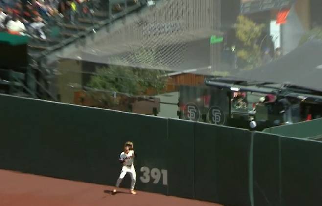 이정후가 8일(한국시각) 샌디에이고전에서 1회 제이크 크로넨워스의 2루타를 잡기 위헤 펜스 앞에서 점프하고 있다. 사진=MLB.TV 캡처