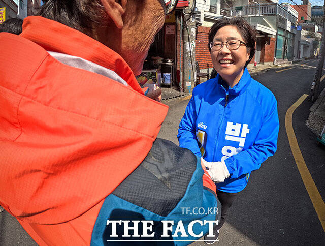 박 후보는 부산에서 태어나고 자란 '부산 토박이'다. 2011년부터 영도에서 시민사회 활동을 했다. 박 후보를 먼저 알아보는 시민이 많다. /김세정 기자