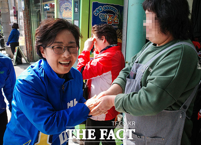 남항시장 상인과 반갑게 인사하는 박 후보. 중구와 영도구 발전을 위해 간절한 마음으로 선거운동을 한다고 전했다. /김세정 기자