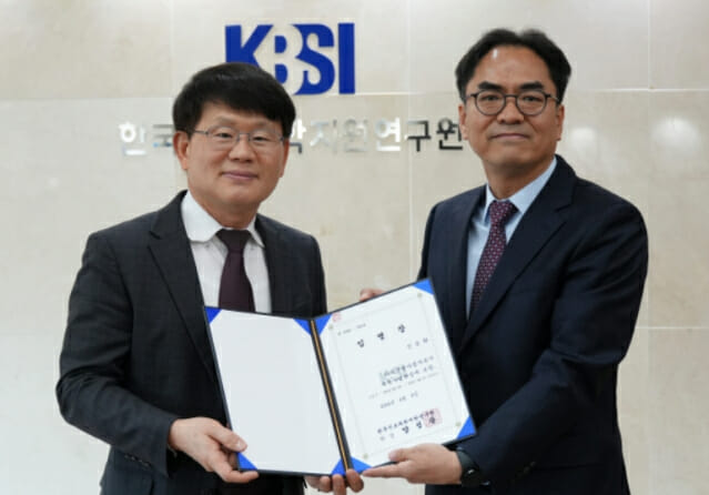 양성광 KBSI 원장(왼쪽)이 8일 신승환 다목적방사광가속기 단장에 임명장을 수여한 뒤 기념 찰영했다.