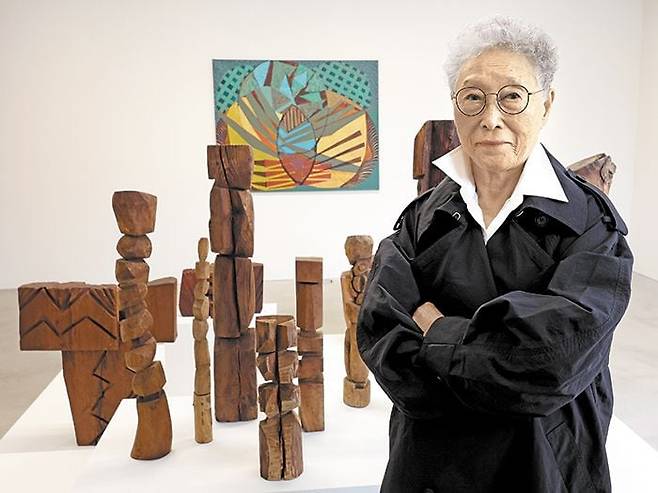 서울 삼청동 국제갤러리 전시장에서 김윤신이 작품을 배경으로 서 있다. 베네치아 비엔날레 본전시 작가로 선정된 그는 “세계적인 작가들이 모이는 곳에서 전시하게 돼 영광스럽고 감사하다”고 했다. /뉴시스