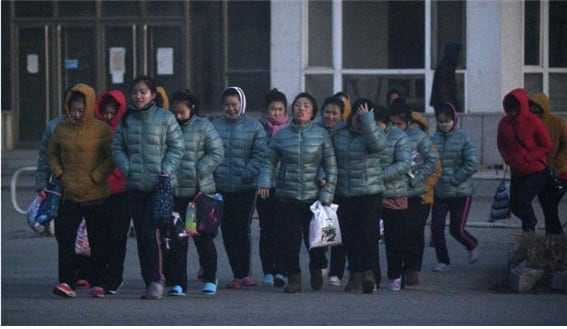 2019년 12월 5일 북한과 국경을 맞댄 중국 단둥시에서 공장으로 출근하는 북한 노동자들. /공공부문