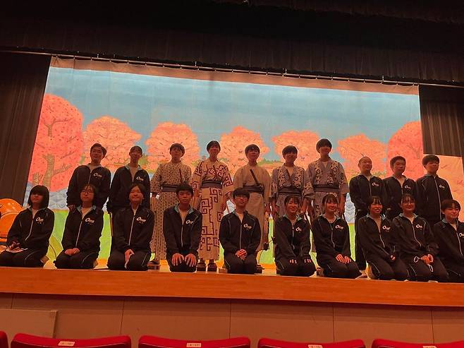 지난 17일 일본 사이타마현 나가노마치에서 나가노중학교의 가부키 공연팀이 연습을 마친후 기념 촬영하고 있다. 나가노중은 23명의 중학생들이 가부키를 연습해 매년 공연을 이어가고 있다.