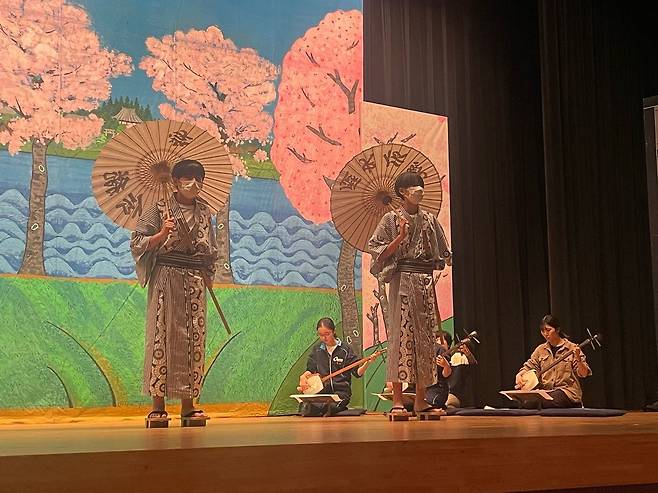 지난 17일 사이타마현 나가노마치에서 나가노중학교의 학생들이 가부키 연습을 하고 있는 장면.
