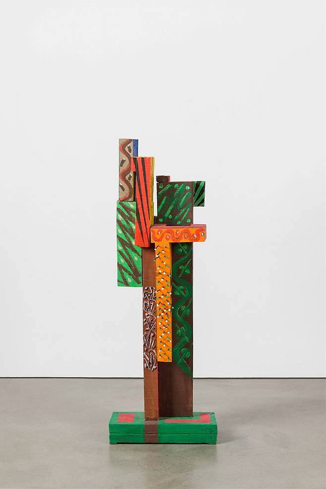 김윤신,'합이합일 분이분일 2019-19'. Acrylic on recycled wood, 114 x 41 x 27 cm. 사진: 안천호, 이미지 제공: 국제갤러리