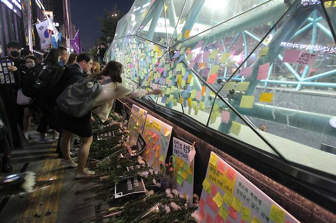 2017년 5월 17일 서울 '강남역 여성 피습사건' 1주기를 맞아 시민들이 강남역 출구에 추모 메시지를 붙이고 있다./장련성 기자