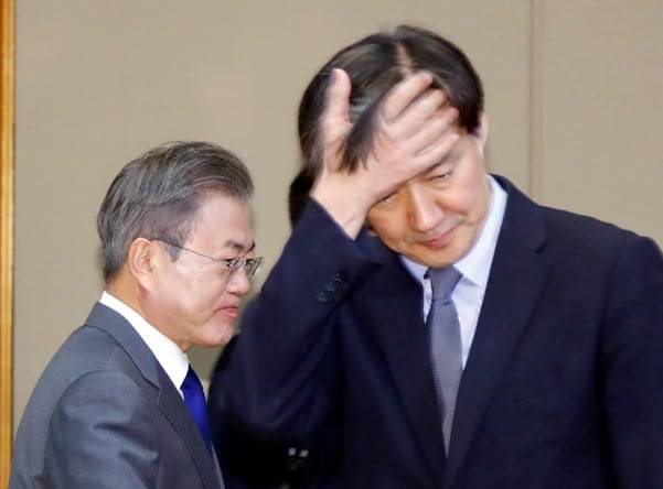 문재인 대통령이 지난 2018년 11월 20일 오전 청와대에서 열린 제3차 반부패정책협의회에 입장하고 있다. 앞은 조국 민정수석./연합뉴스