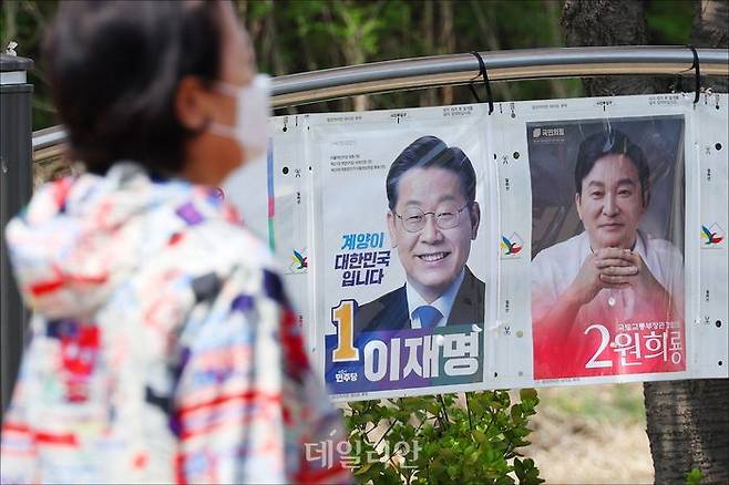 7일 오후 인천 계양을 선거구에서 이재명 더불어민주당 후보와 원희룡 국민의힘 후보의 선거벽보 앞으로 시민들이 길을 지나고 있다. ⓒ데일리안 홍금표 기자