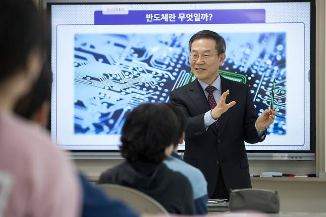 8일 이종호 과학기술정보통신부 장관이 세종 집현초에서 과학 일일교사로 나서 학생들을 대상으로 수업을 진행하고 있다. 과학기술정보통신부 제공